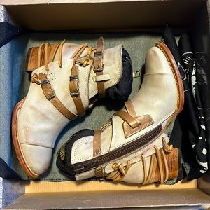 Freebird by Steven. Style “crue” in the color ice. Size 7.